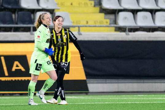 Häckens målvakt Loes Geurts och Hikaru Kitagawa