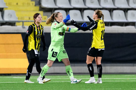 Häckens Hikaru Kitagawa, målvakt Loes Geurts och Anna