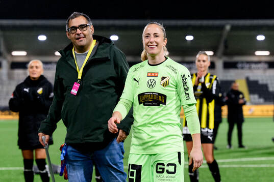 Häckens målvakt Loes Geurts jublar