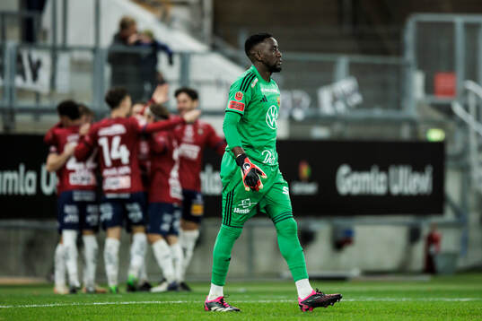 Östersunds målvakt Arnold Otieno deppar