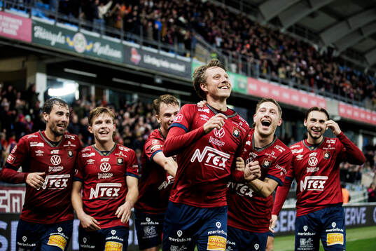 Örgrytes Viktor Lundberg jublar