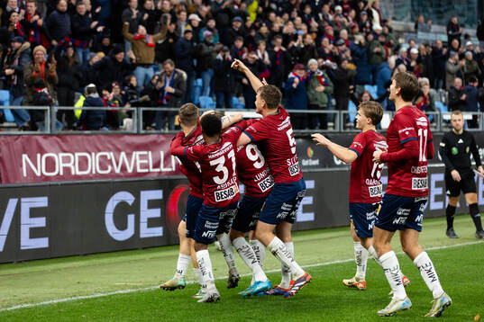 Örgrytes Viktor Lundberg jublar med lagkamrater