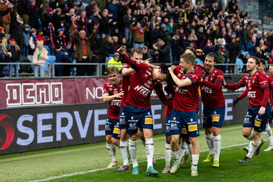 Örgrytes Viktor Lundberg jublar med lagkamrater