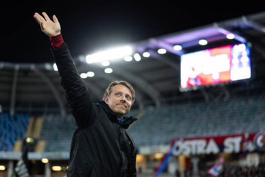 Viktor Lundberg uppvaktas för hans tid i klubben