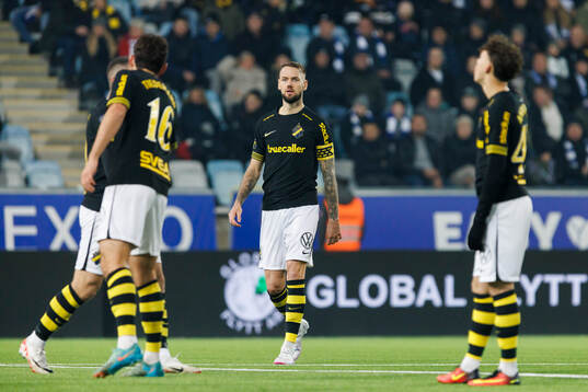 AIKs Alexander Milosevic med lagkamrater