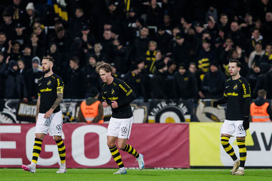 AIKs Alexander Milosevic deppar med lagkamrater