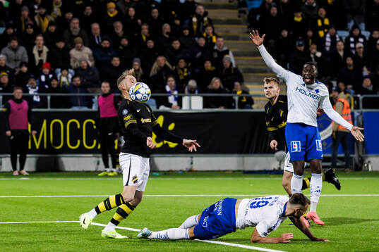 AIKs John Guidetti gör i denna situation 1-1 som senare