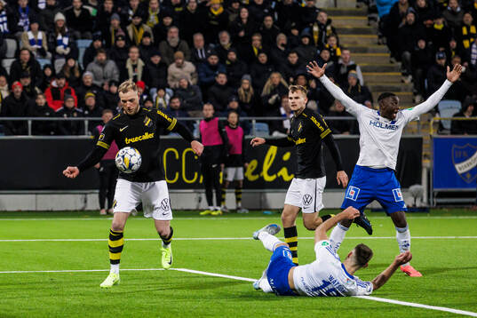 AIKs John Guidetti gör i denna situation 1-1 som senare