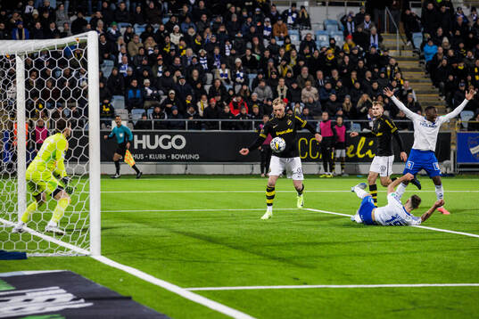 AIKs John Guidetti gör i denna situation 1-1 som senare