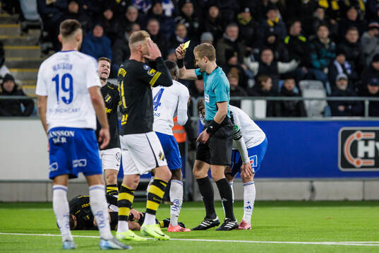 Domare Glenn Nyberg delar ut en varning