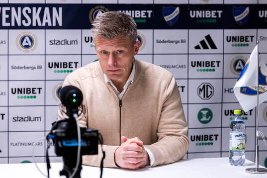 AIKs tränare Mikkjal Thomassen på presskonferensen