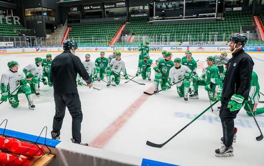 Rögles assisterande tränare Max Bohlin och tränare Roger