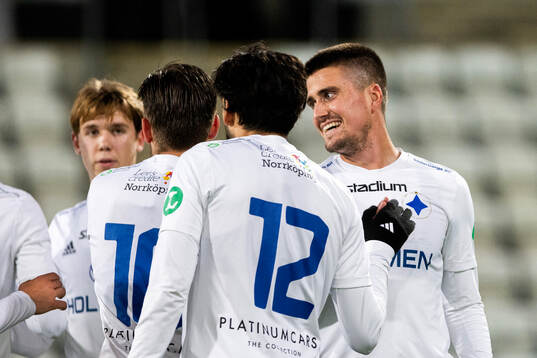 Norrköpings Carl Björk jublar med lagkamrater