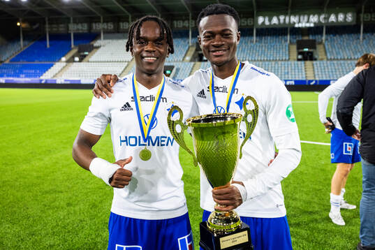 Norrköpings Manaf Rawufu och Stephen Bolma jublar med