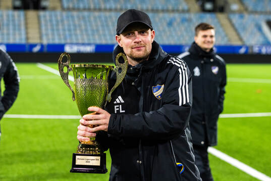 Norrköpings tränare Fredrik Landén jublar med pokalen