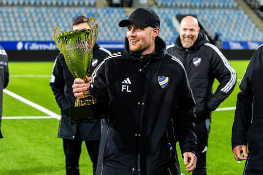 Norrköpings tränare Fredrik Landén jublar med pokalen