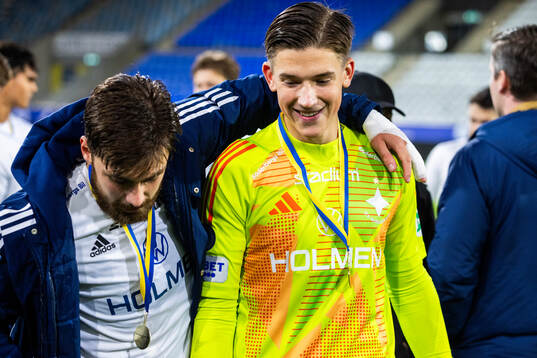 Norrköpings Tim Prica och målvakt David Andersson jublar
