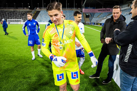 Norrköpings målvakt David Andersson vid medaljutdelningen