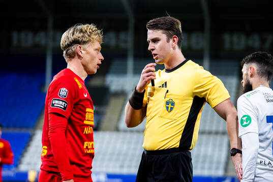 Landskronas Gustaf Bruzelius och domaren Oscar Forsberg