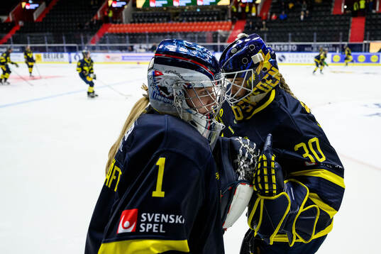 Goalkeeper Ebba Svensson Träff and Goalkeeper Emma