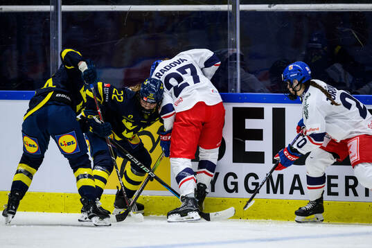 Hanna Thuvik of Sweden and Tereza Radova of Czech Republic