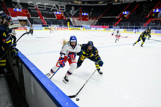 Noemi Neubauerova of Czech Republic and Anna Kjellbin of