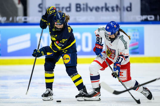 Hanna Thuvik of Sweden and Karolina Kosinova of Czech