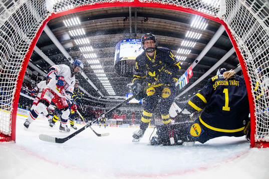 Ida Karlsson and goaltender Ebba Svensson Träff of Sweden
