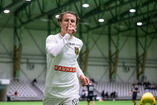 Brommapojkarnas Love Arrhov jublar