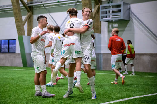 Brommapojkarnas Love Arrhov och Edgar Backteman jublar