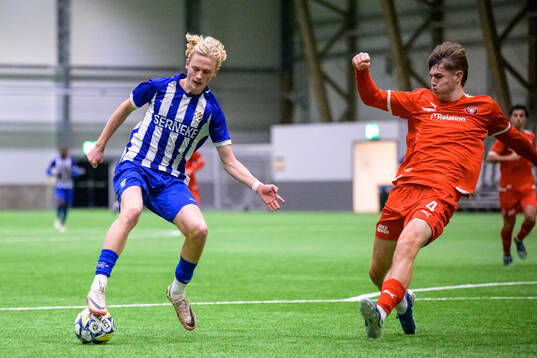 IFK Göteborgs Axel Sjöström Falk och Midtjyllands Magne
