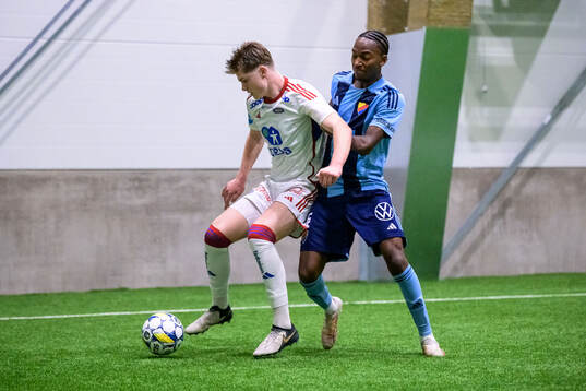 Vålerengas Fredrik Naustvik och Djurgårdens Joshua Mambu