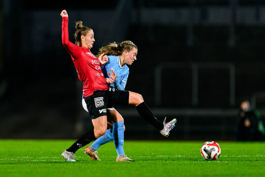 Trelleborgs Sofie Rewucha och Malmö FFs Agnes Mårtensson