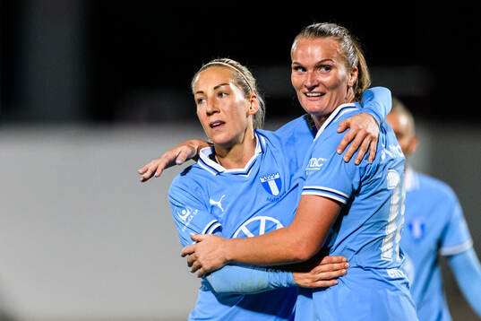 Malmö FFs Mia Persson och Lovisa Gustafsson jublar