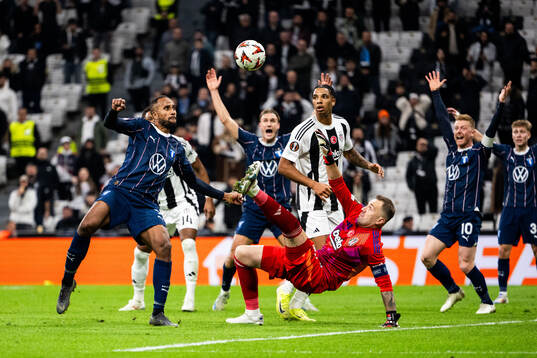 Isaac Kiese Thelin of Malmö FF and goalkeeper Mert Gunok