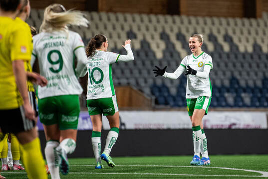 Hammarbys Smilla Vallotto och Thea Sørbo jublar