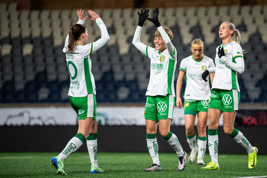 Hammarbys Smilla Vallotto och Suzu Amano jublar