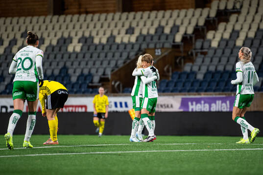 Hammarbys Emilie Joramo och Suzu Amano jublar