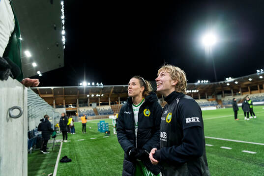 Hammarbys Emma Westin och målvakt Moa Edrud jublar