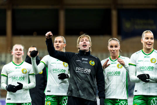 Hammarbys målvakt Moa Edrud jublar