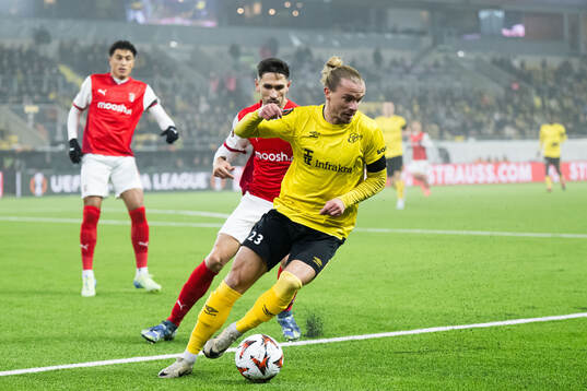 Niklas Hult of Elfsborg and Paulo Oliveira of Braga