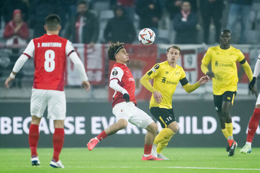 Ismael Gharbi of Braga and Simon Hedlund of Elfsborg