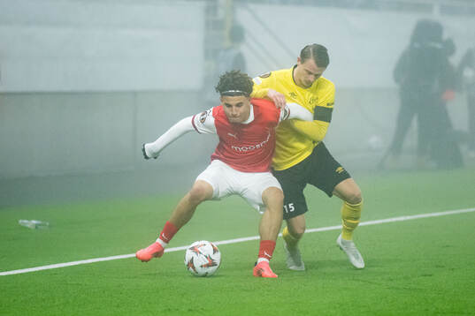 Ismael Gharbi of Braga and Simon Hedlund of Elfsborg