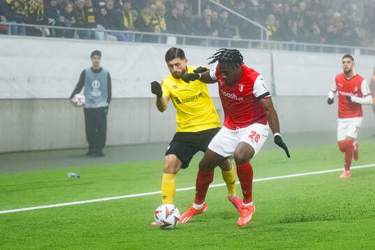 Arber Zeneli of Elfsborg and Bright Array-Mbi of Braga