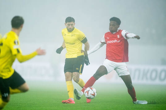 Arber Zeneli of Elfsborg and Jean-Baptiste Gorby of Braga