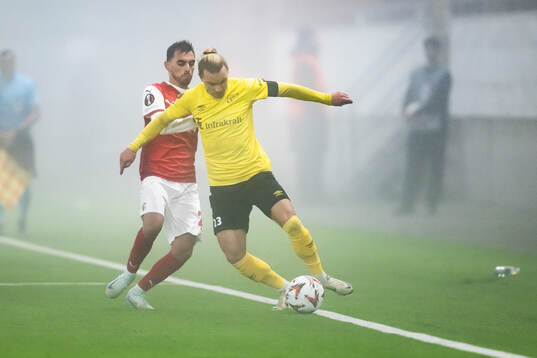 Ricardo Horta of Braga and Niklas Hult of Elfsborg