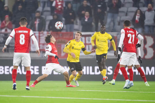 Ismael Gharbi of Braga and Simon Hedlund of Elfsborg