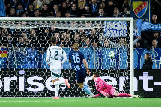 Tobias Gulliksen of Djurgården scores 1-1