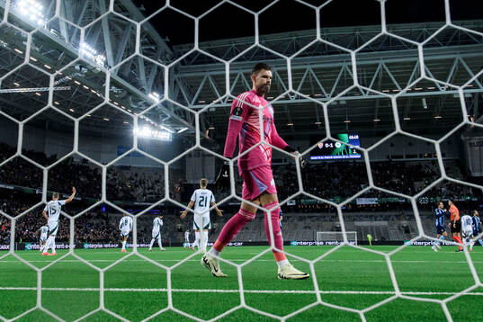 Goalkeeper Bartlomiej Dragowski of Panathinaikos looks