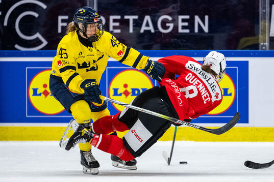 Paula Bergström of Sweden and Kaleigh Quennec of